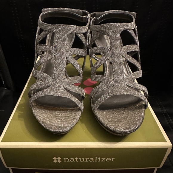 NATURALIZER DANYA OPEN TOE SILVER GLITTER PLATFORM SANDAL HEELS - Picture 2 of 6